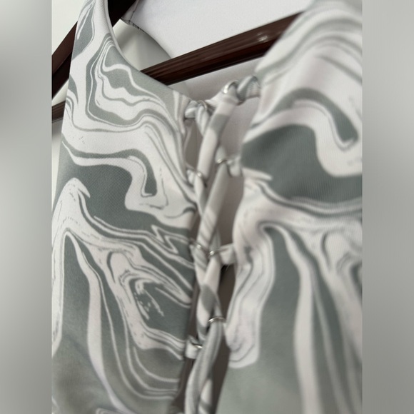 Victoria’s Secret PINK sports bra size XS lacing detail racerback marble pattern - Picture 3 of 7